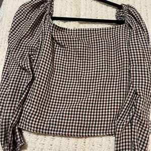 Adorable checkered long sleeve for your fall collection!🤎